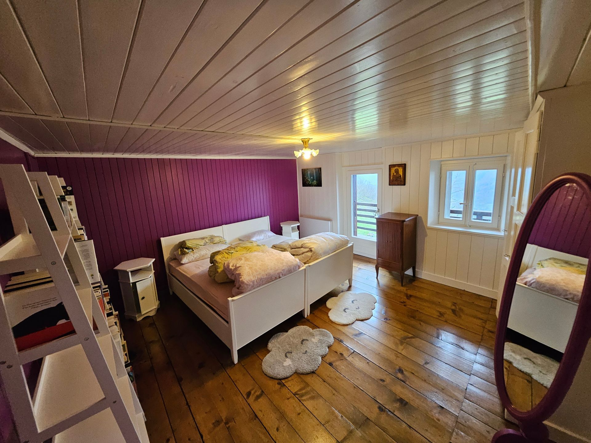 Petit bâtiment en bois blanc avec des volets bruns et une enseigne pour la société « GEX ».