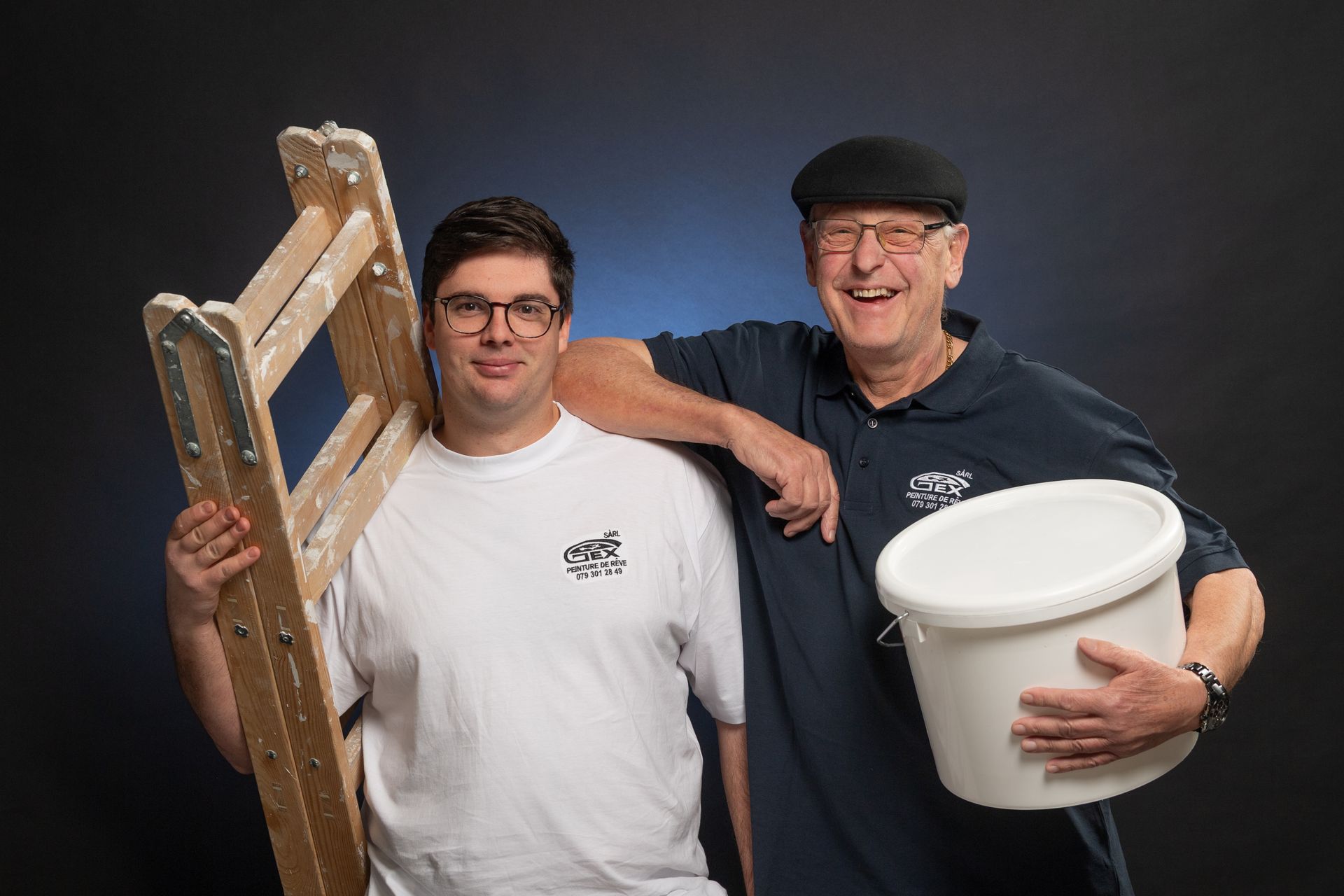 Photos avant/après d'un couloir ; la première montre un couloir en construction.