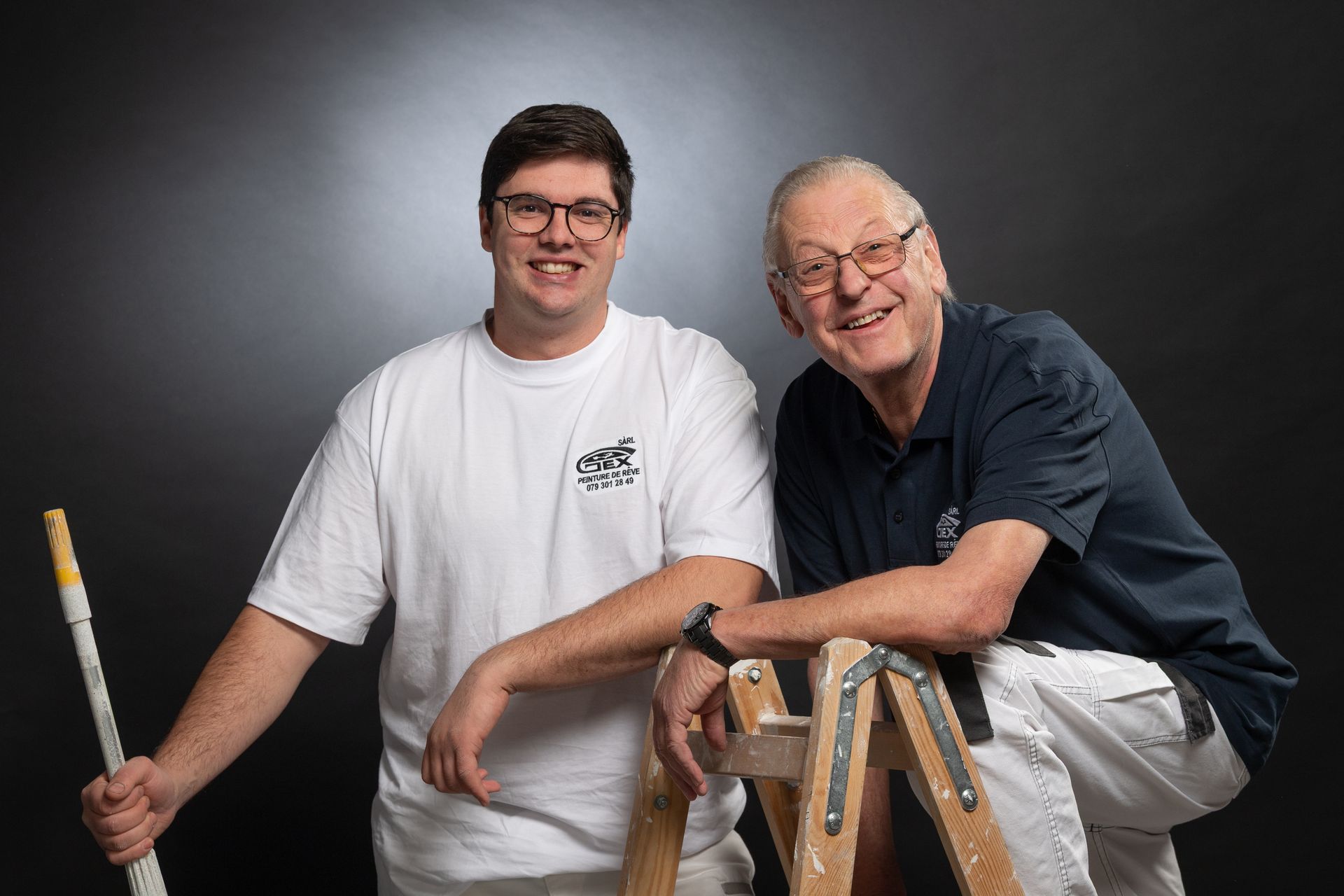 Deux vues de plafonds à poutres apparentes : l'un avec des lambris, l'autre avec des lambris blancs.
