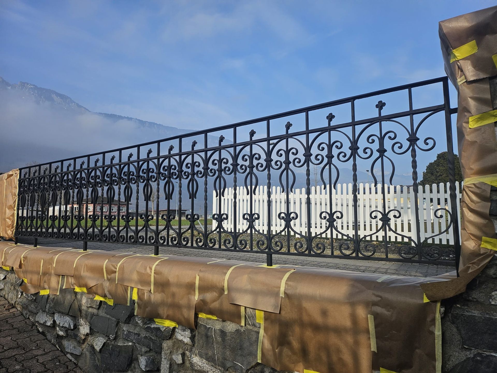 Deux photos d'intérieur d'une pièce confortable avec des boiseries, des poutres apparentes.