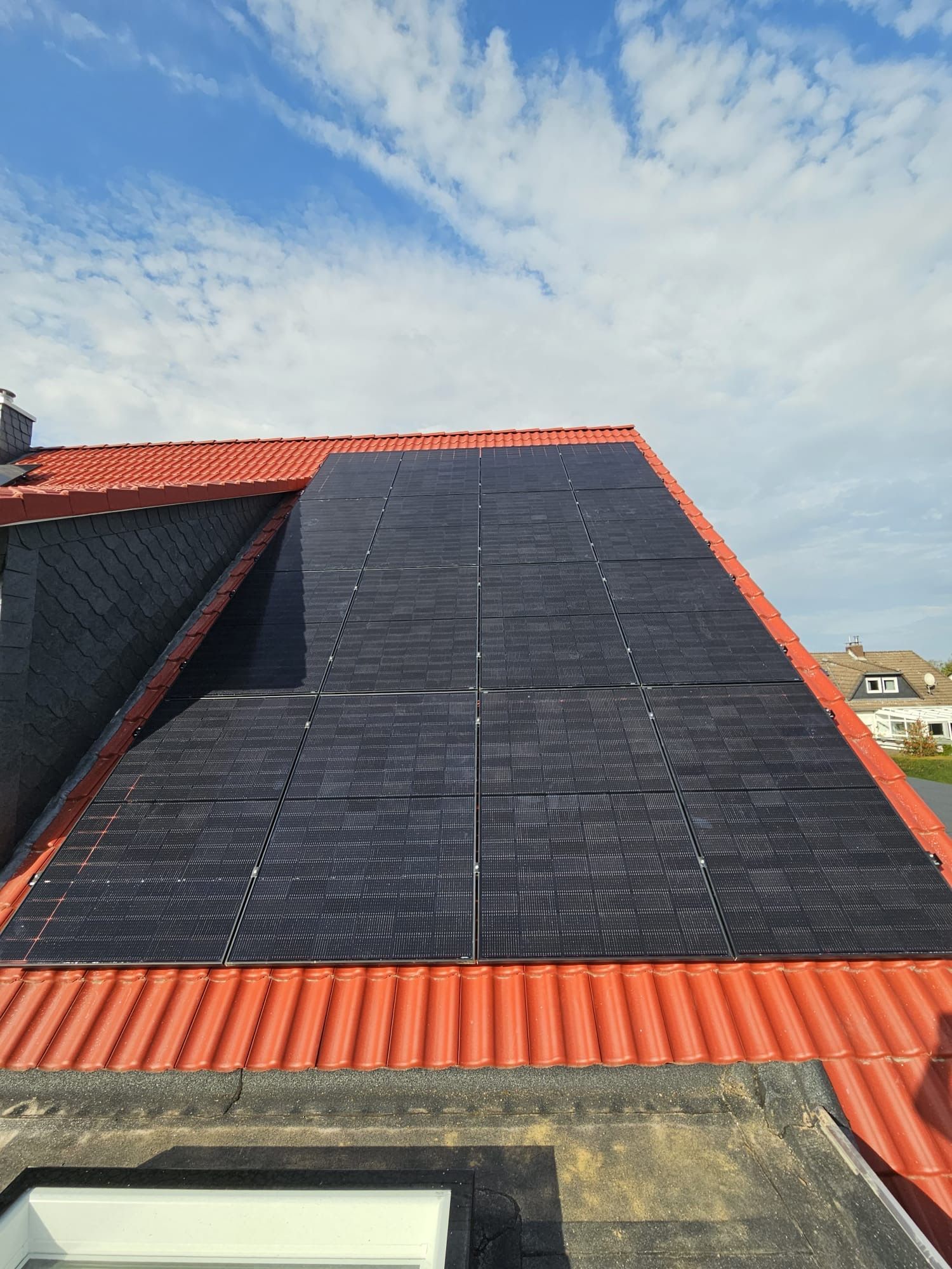 Ein Dach mit vielen Sonnenkollektoren darauf