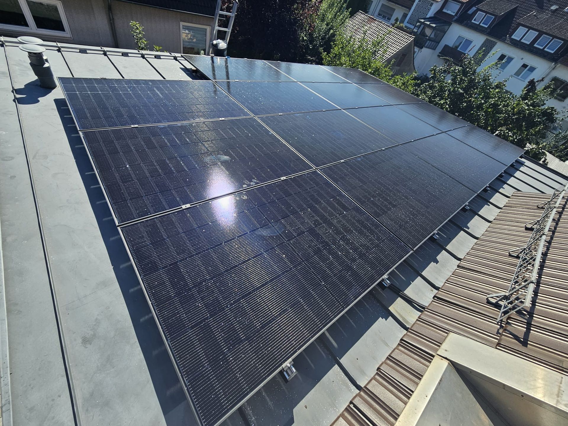 Ein Dach mit vielen Sonnenkollektoren darauf