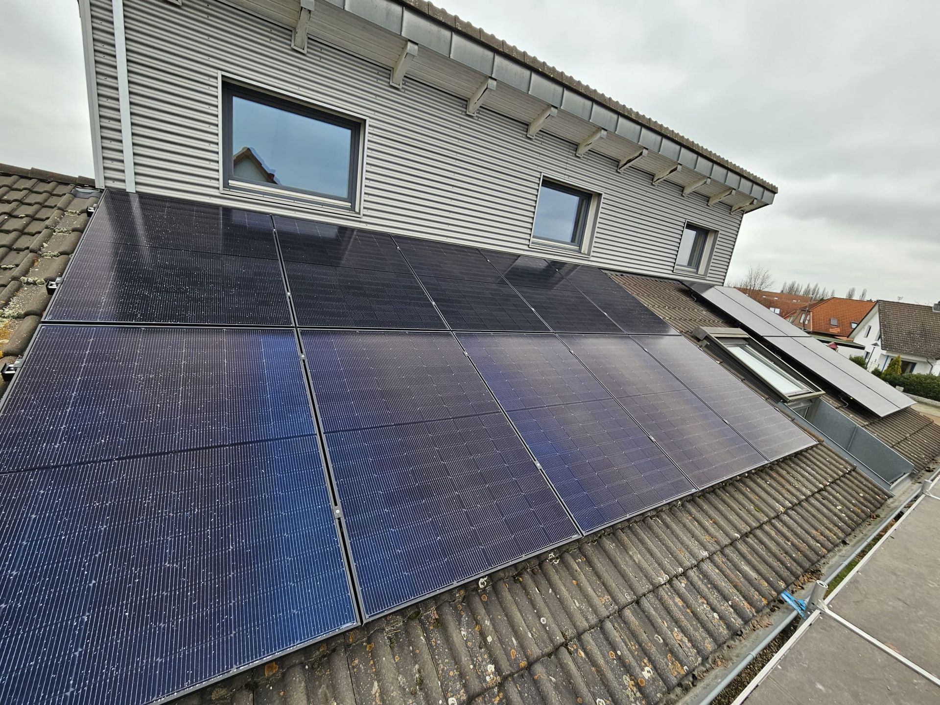 Ein Haus mit vielen Sonnenkollektoren auf dem Dach