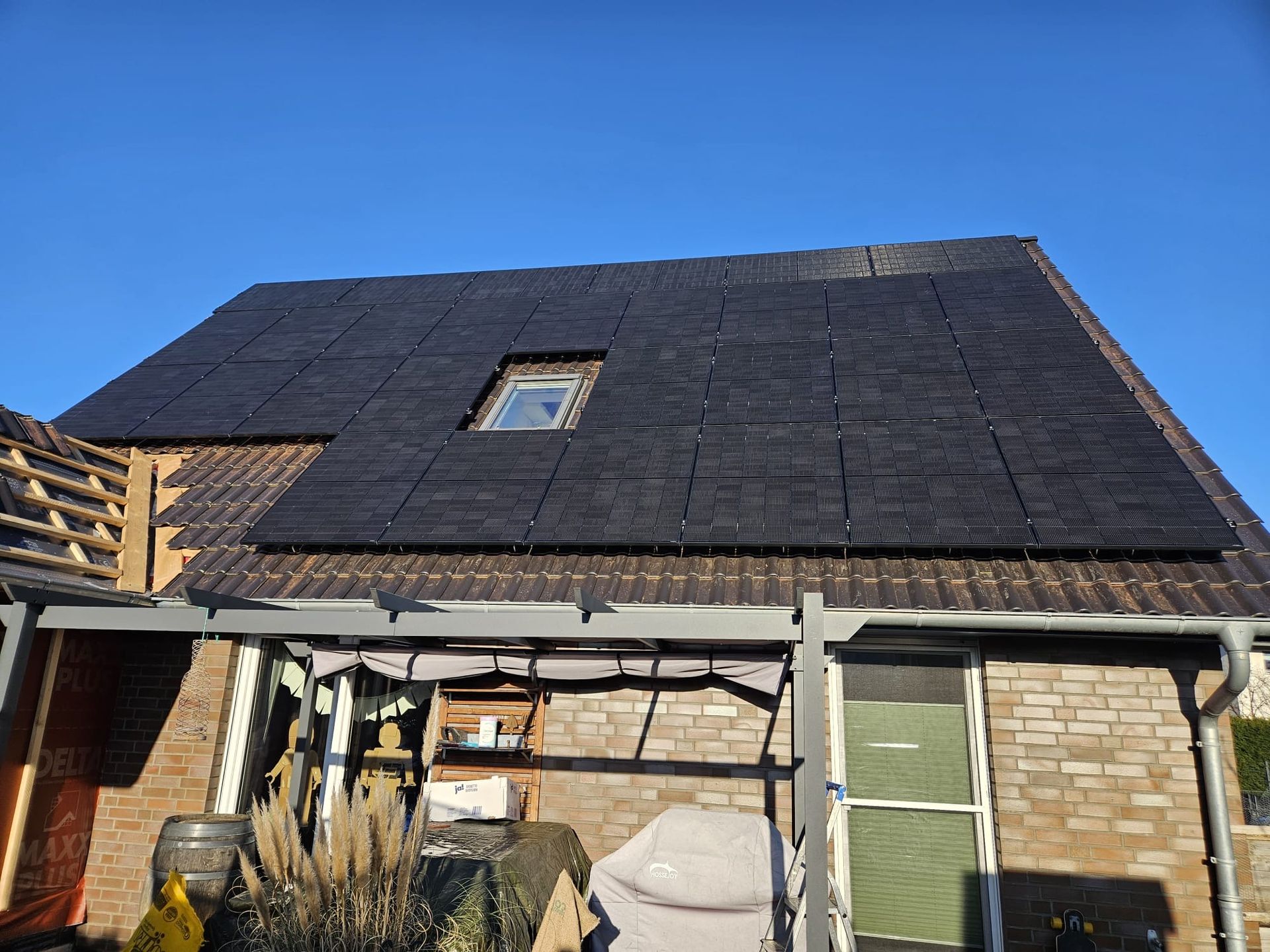 Ein Haus mit Sonnenkollektoren auf dem Dach und einem Oberlicht.