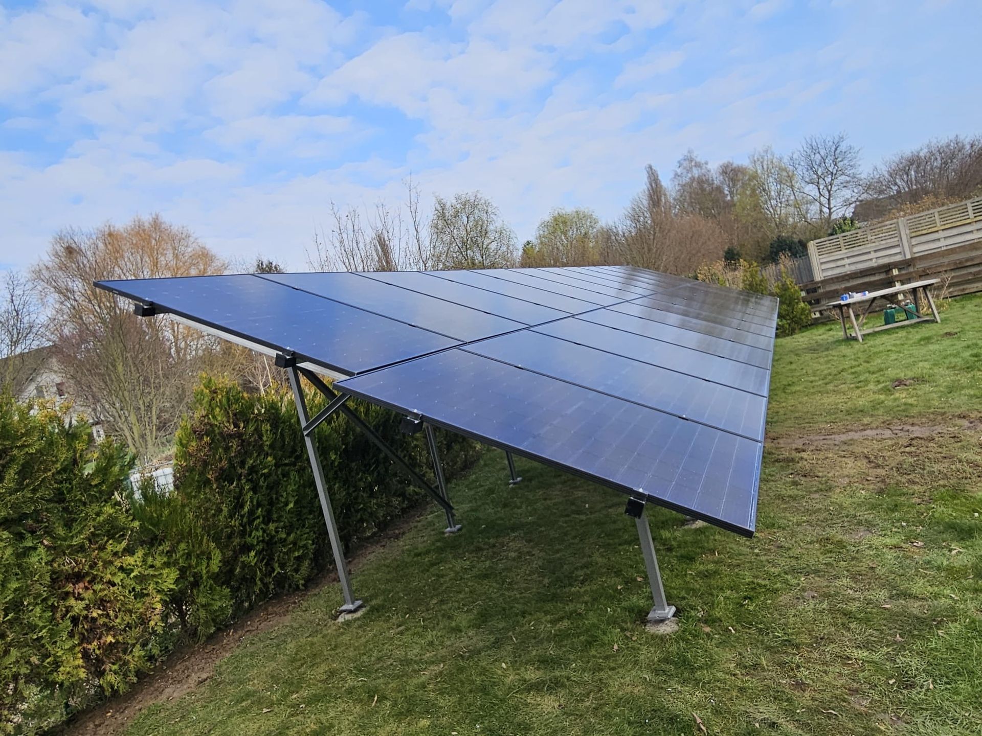 Auf einem üppigen grünen Feld befindet sich ein Solarpanel.