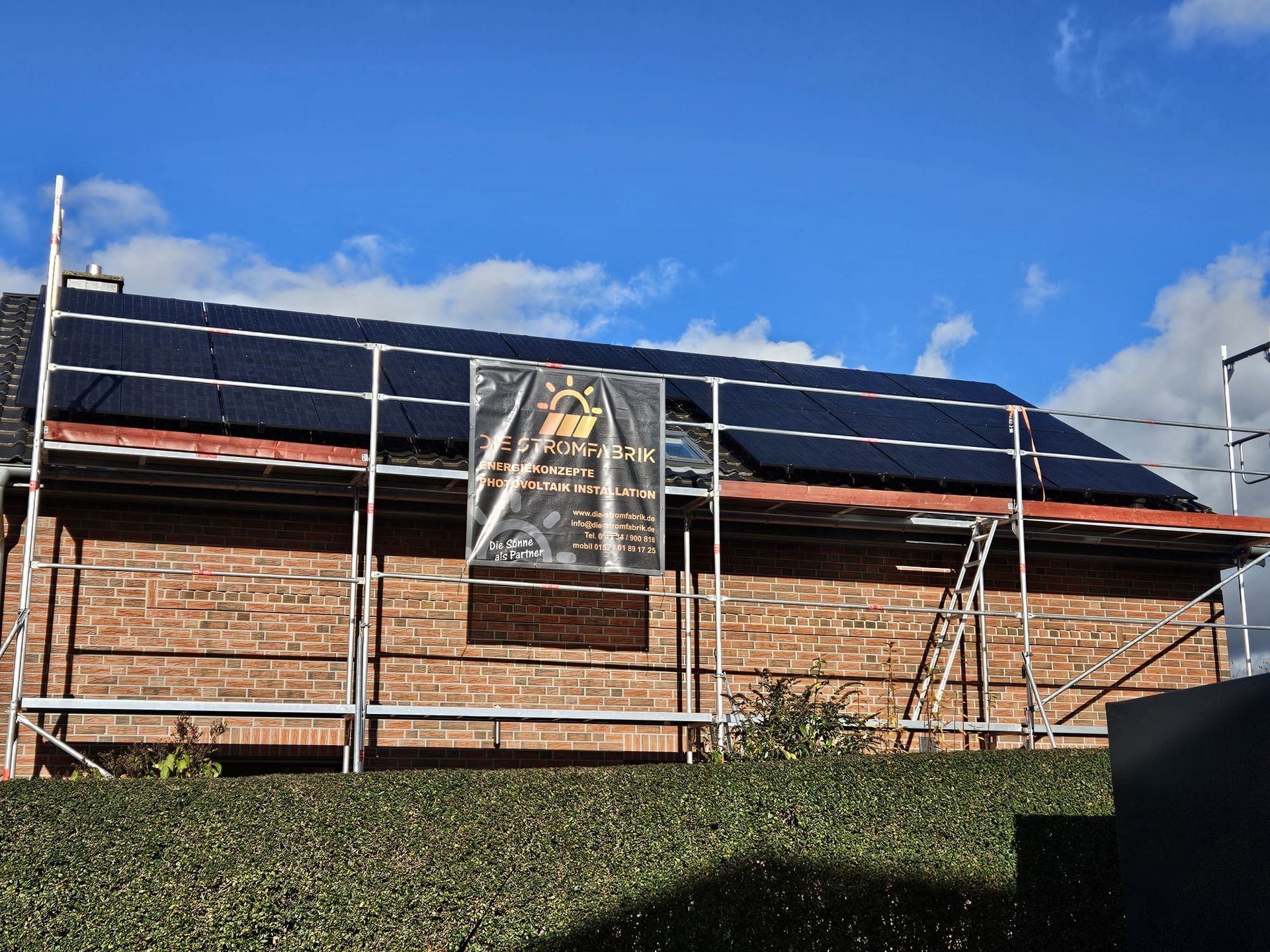 Ein Backsteingebäude mit Sonnenkollektoren auf dem Dach.