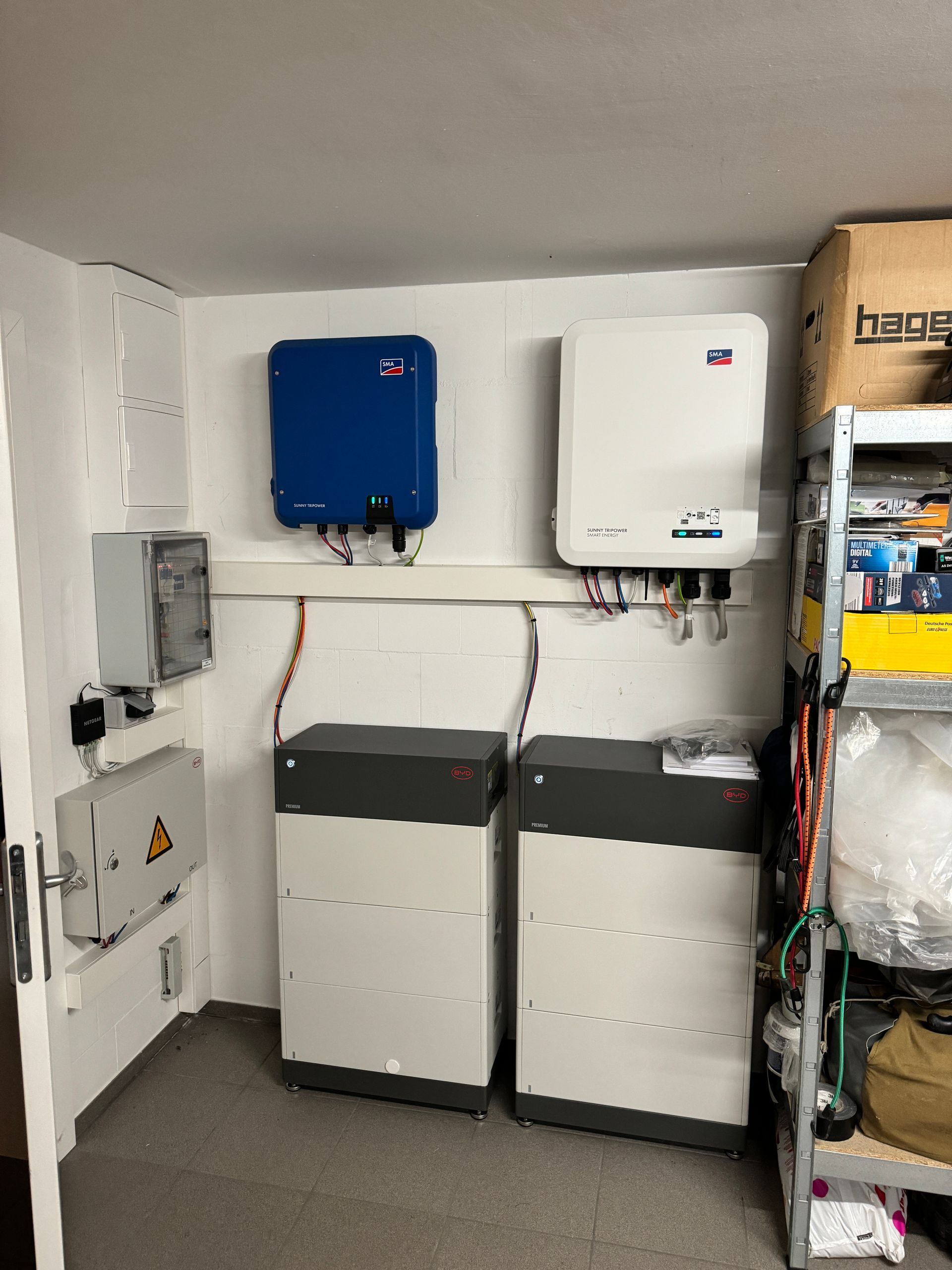 Ein Raum mit vielen elektrischen Geräten an der Wand.