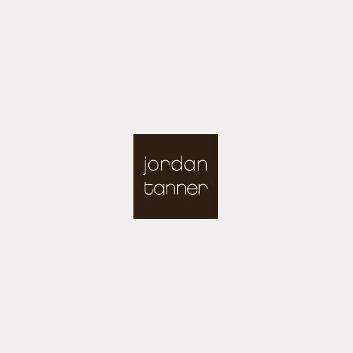 Le logo de Jordan Tanner est un carré marron sur fond blanc.