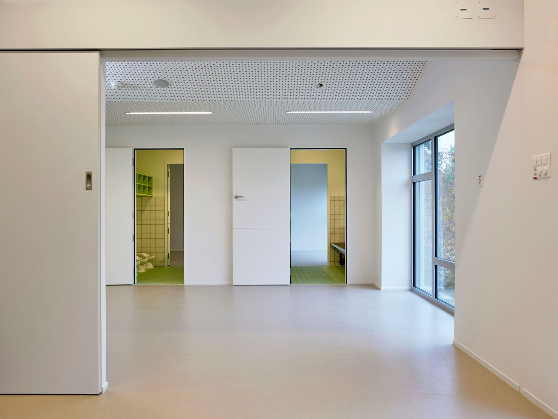 Une pièce vide avec une porte coulissante entre deux pièces.