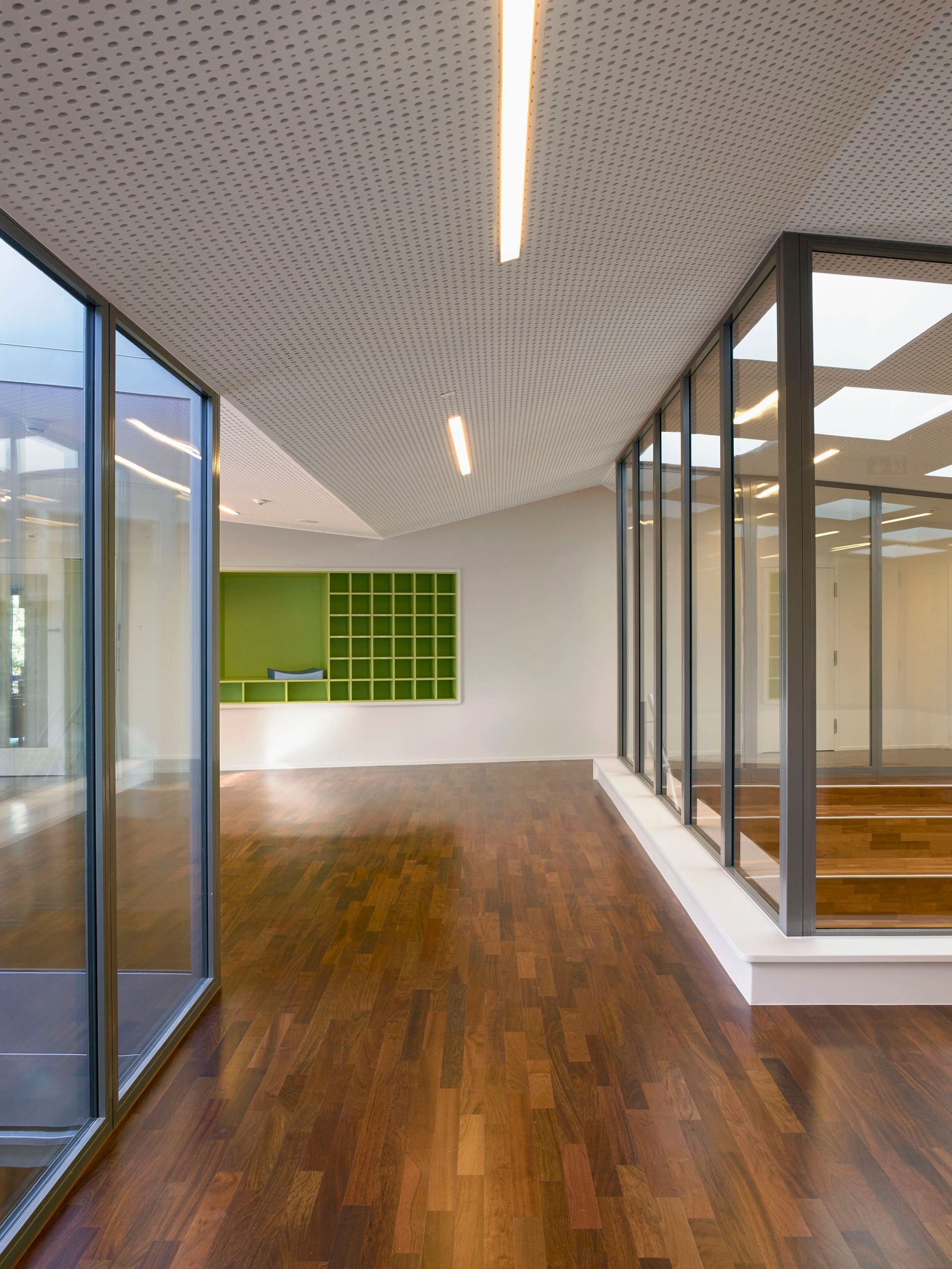 Une grande pièce avec beaucoup de fenêtres et du parquet