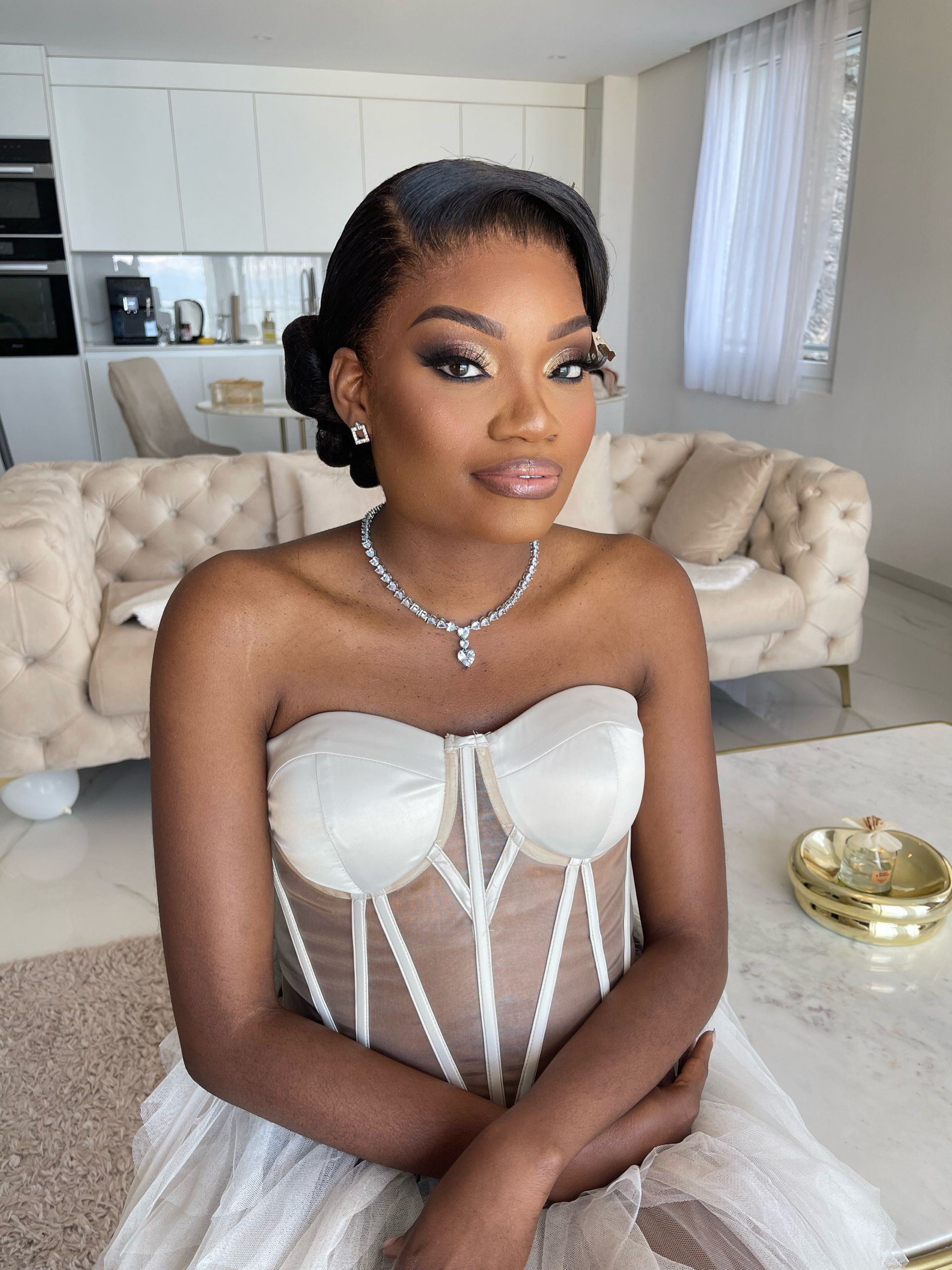 Un serveur offre une canette verte à une femme. 