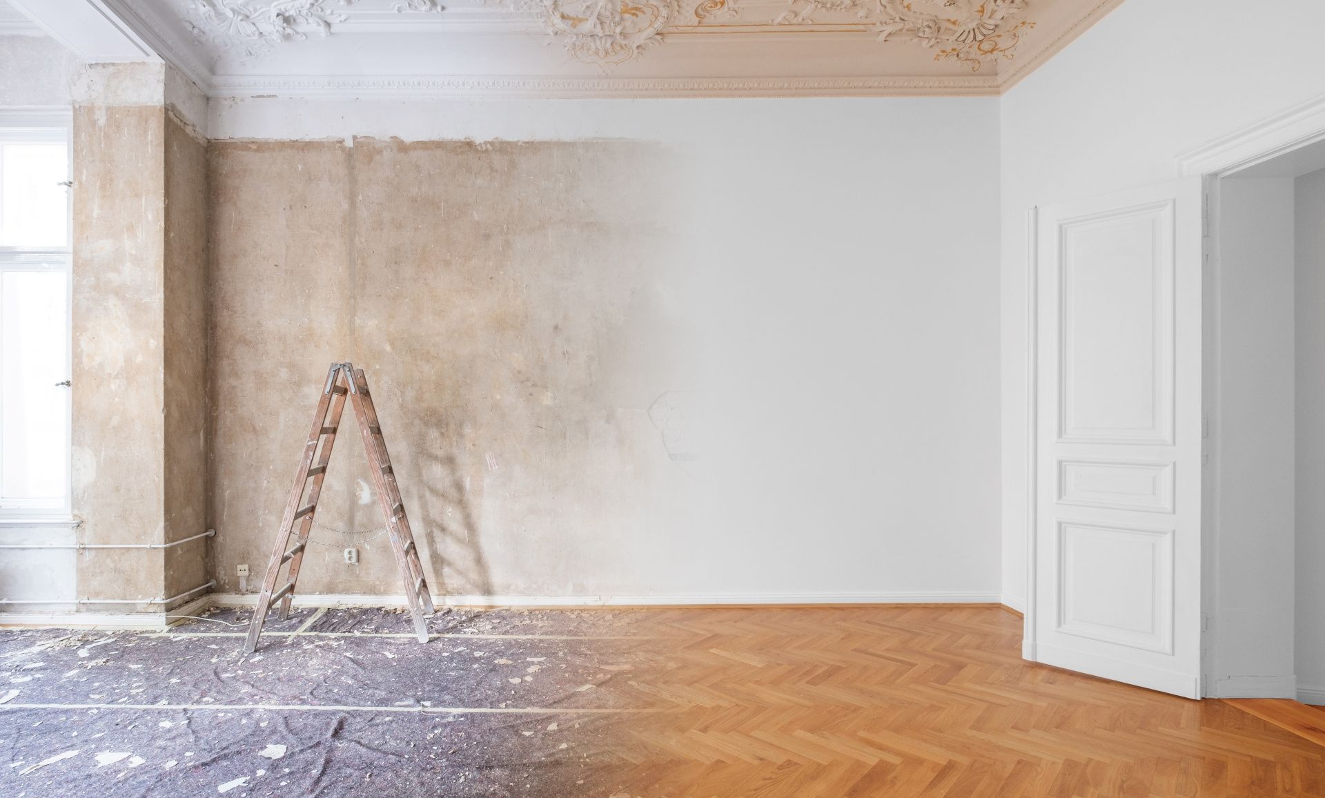 Una sala de estar con chimenea y TV de pantalla plana.