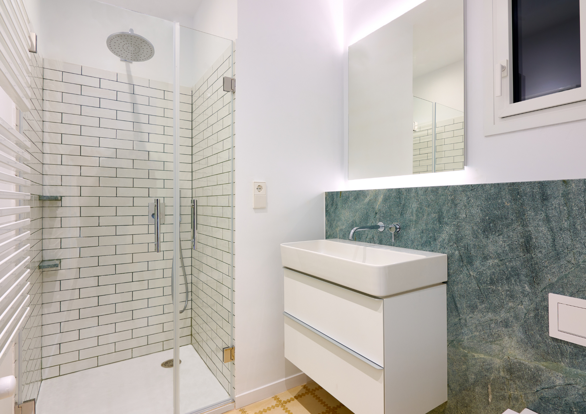 Una sala de estar con un sofá y una chimenea.