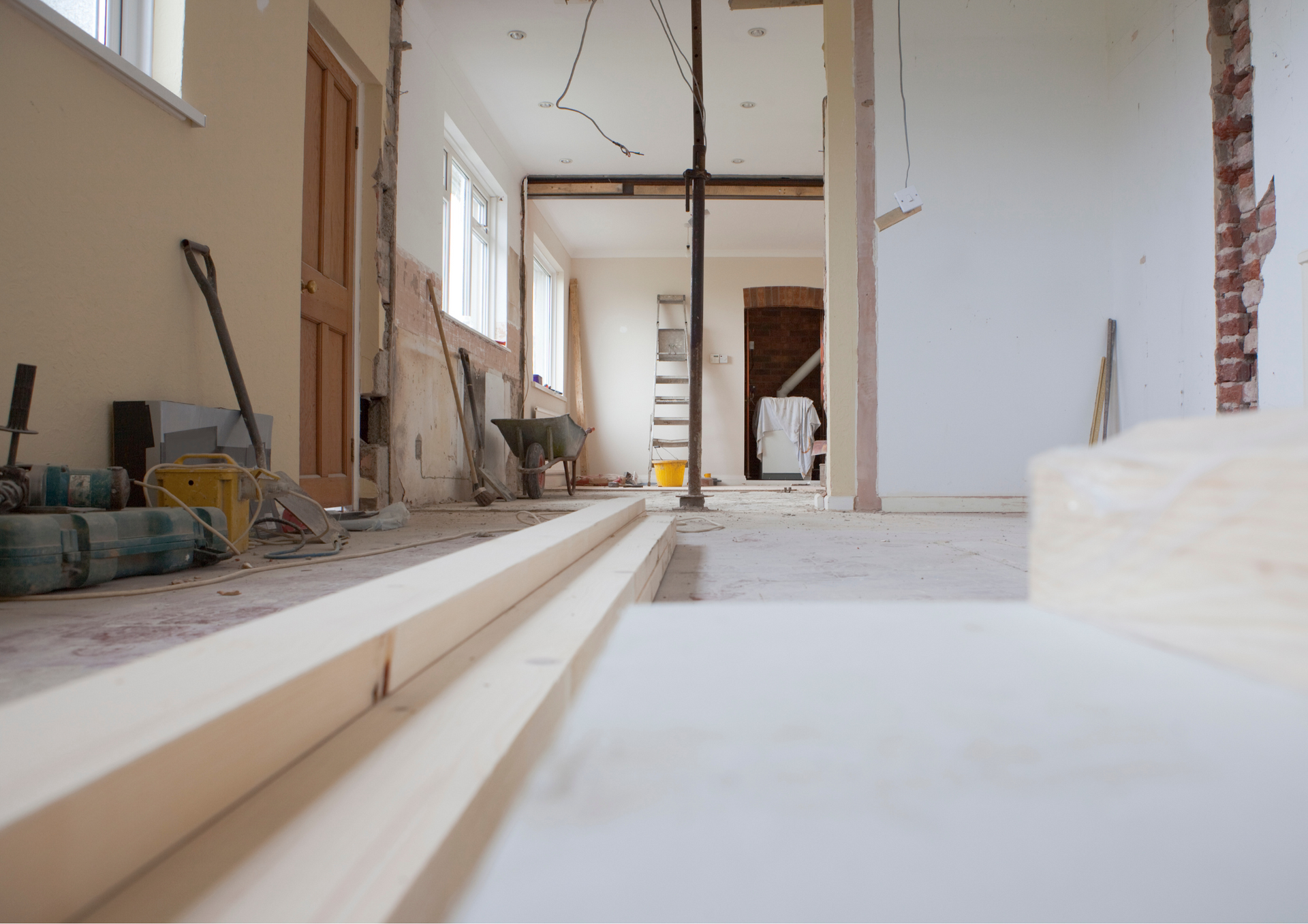 Una sala de estar con chimenea y TV de pantalla plana.