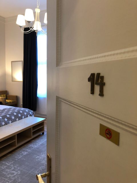 Ein Schlafzimmer mit einem Kingsize-Bett, Stühlen, einem Tisch und einer Bank.