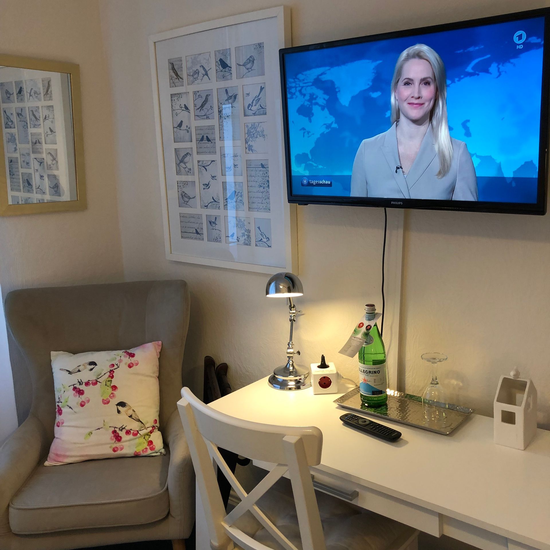 Ein Hotelzimmer mit roten Wänden und einem großen Bett