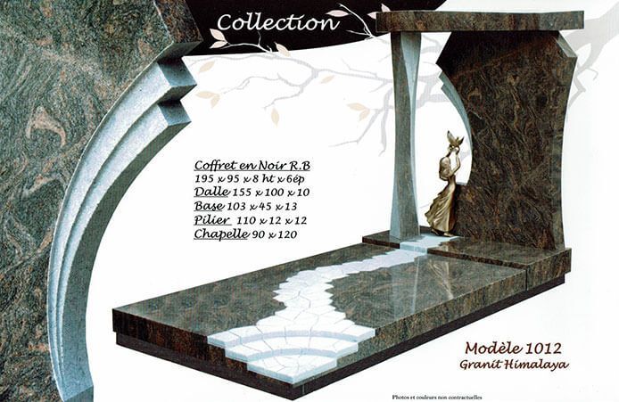 Monument en granit himalayen ; il comprend un chemin et une arche décorative.