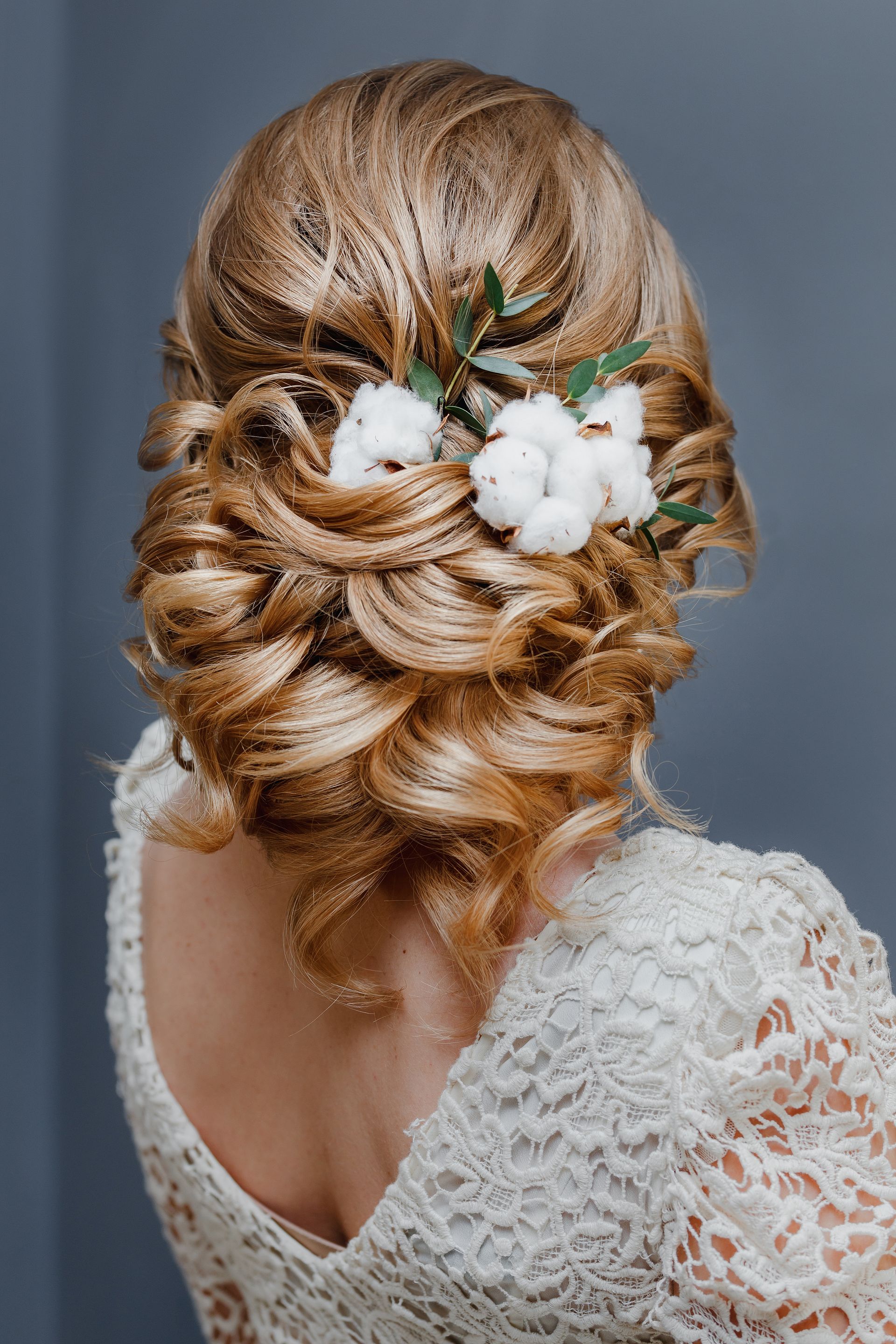 Coiffure soignée avec fleur de coton