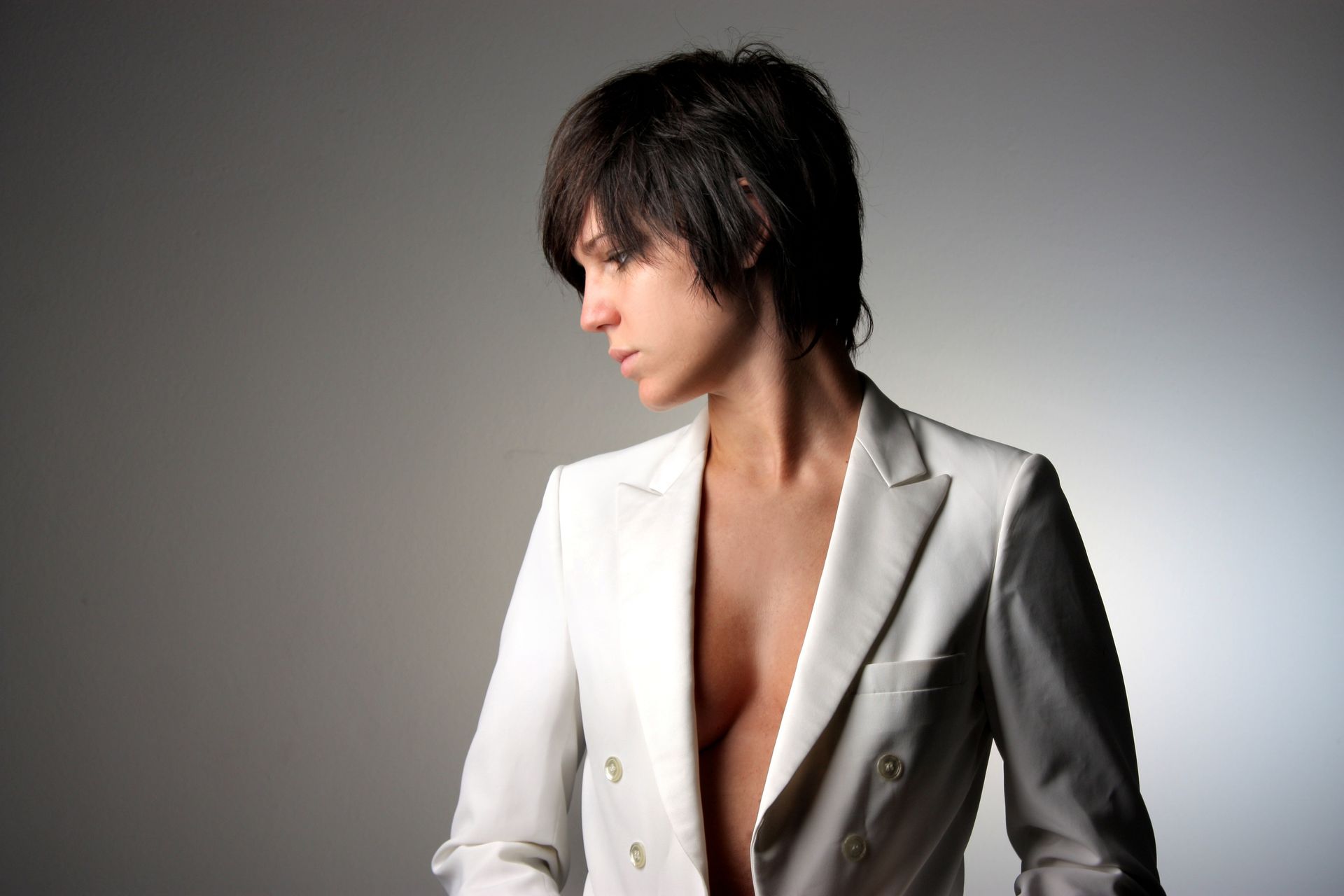 Coupe courte cheveux bruns