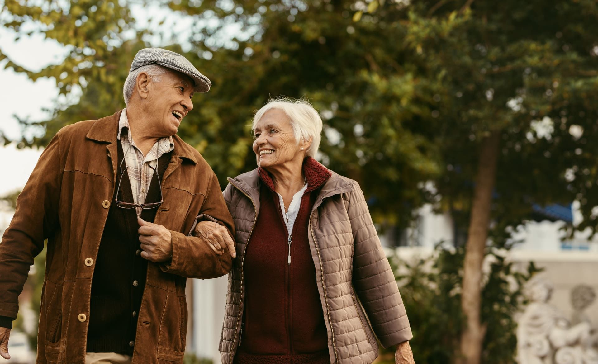 Ein Mann und eine Frau gehen in einem Park spazieren | St. Brigida Seniorenzentrum
