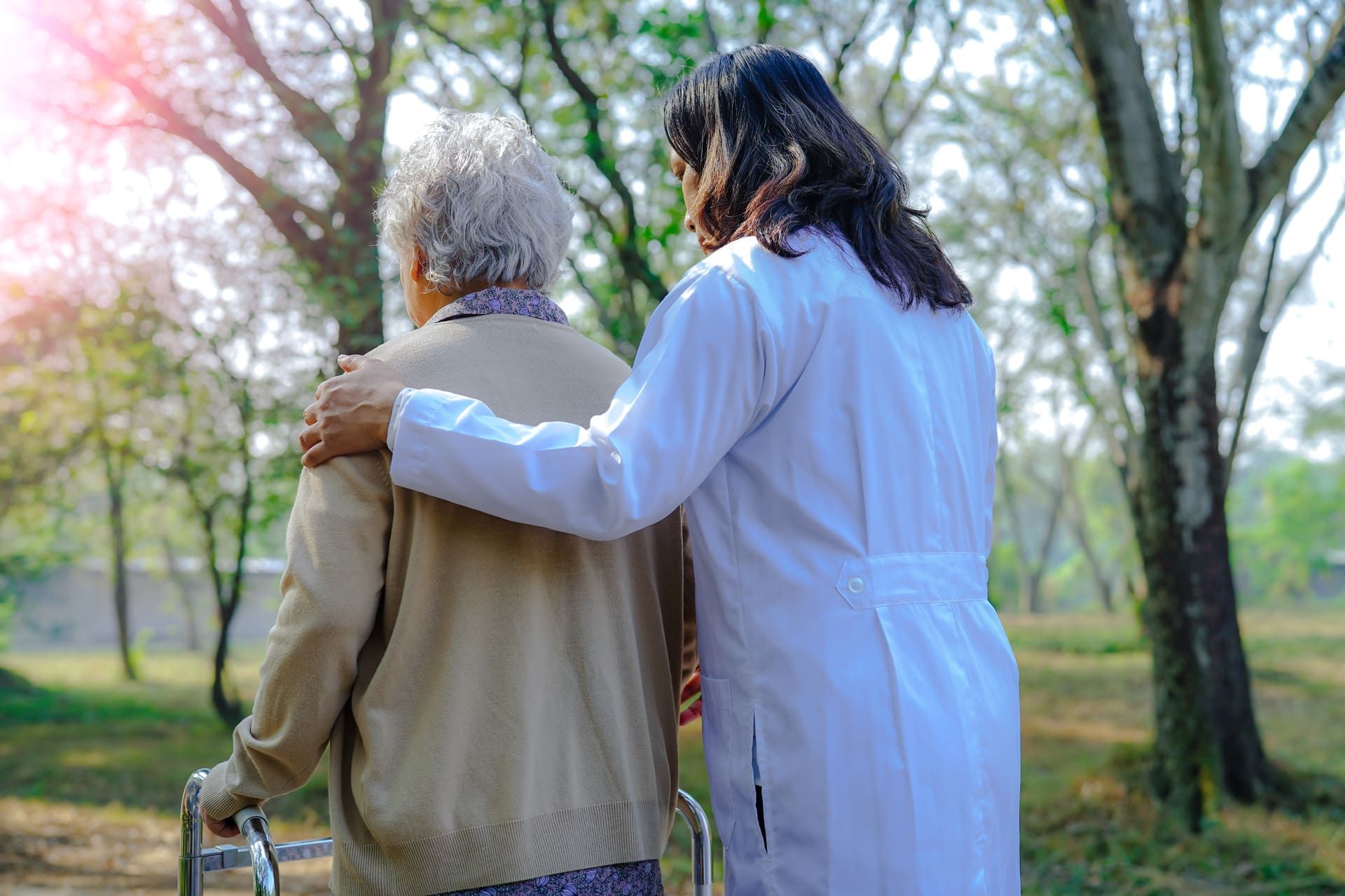 Ein Arzt hilft einer älteren Frau mit einem Walker | St. Brigida Seniorenzentrum