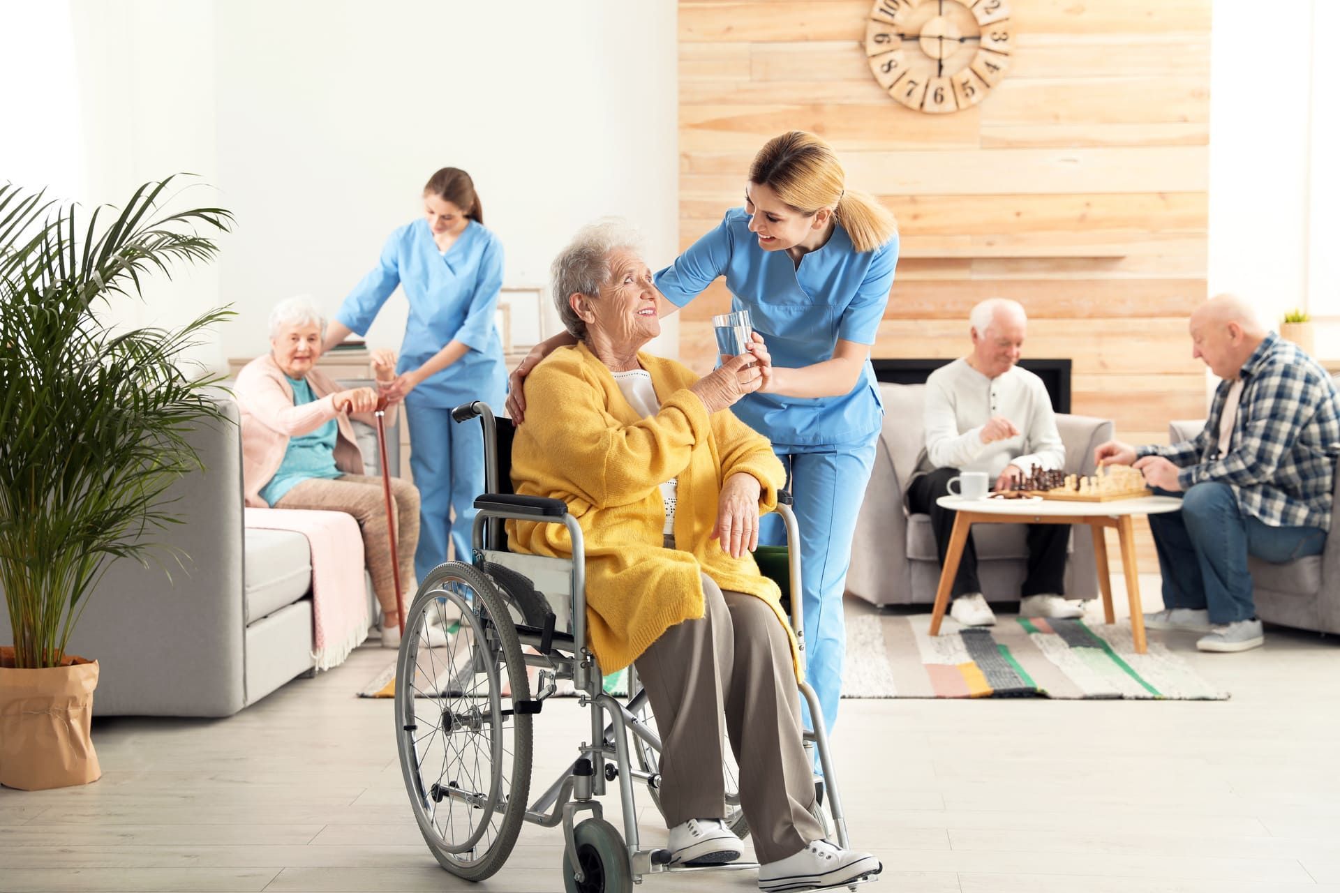 Eine Krankenschwester hilft einer älteren Frau im Rollstuhl | St. Brigida Seniorenzentrum