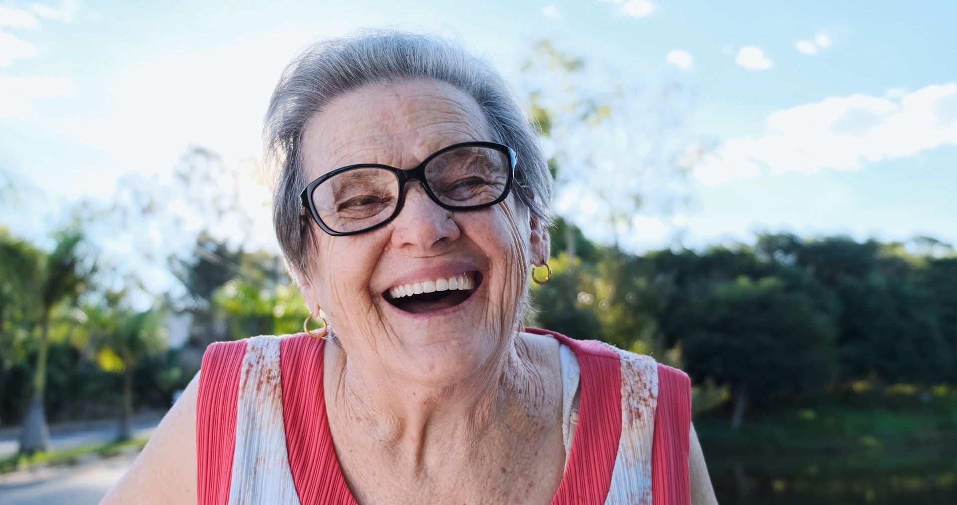 Eine ältere Frau mit Brille lächelt und lacht | St. Brigida Seniorenzentrum