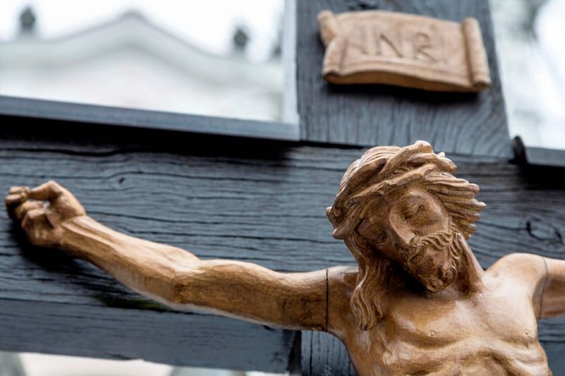 Eine Nahaufnahme einer Holzstatue von Jesus auf einem Kreuz | St. Brigida Seniorenzentrum