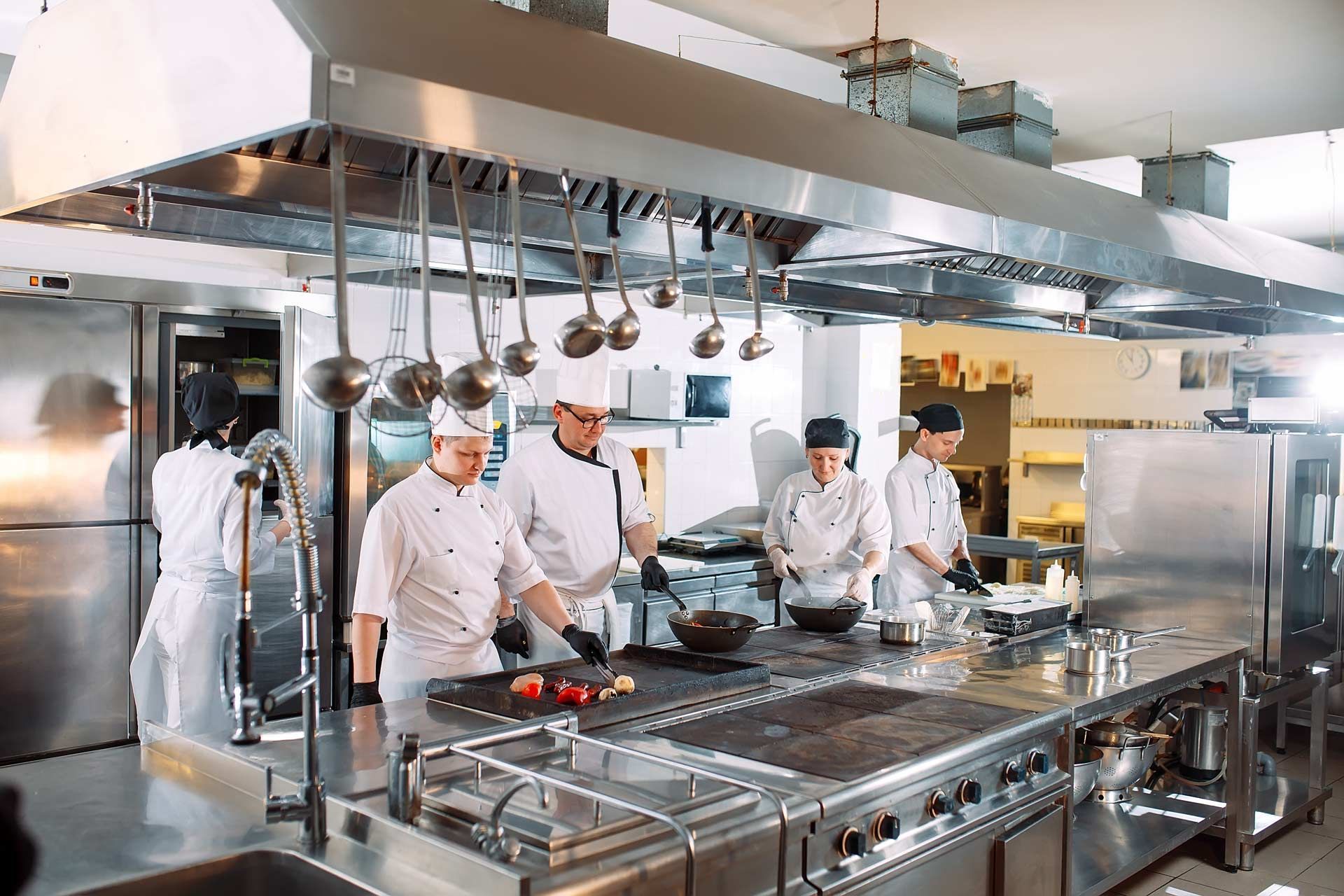 Eine Gruppe von Köchen bereitet Essen in einer großen Küche | St. Brigida Seniorenzentrum