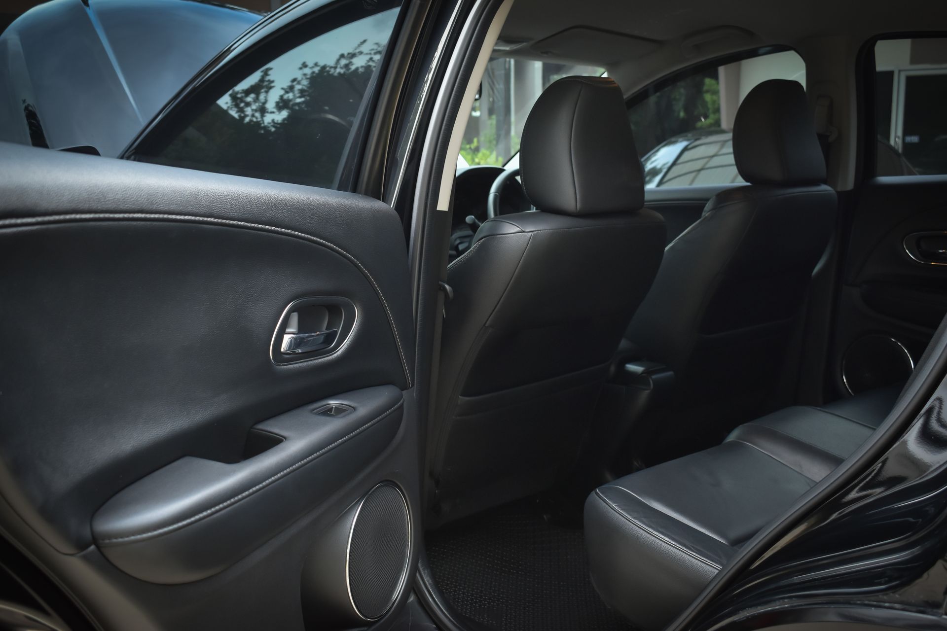 Porte arrière gauche de voiture ouverte