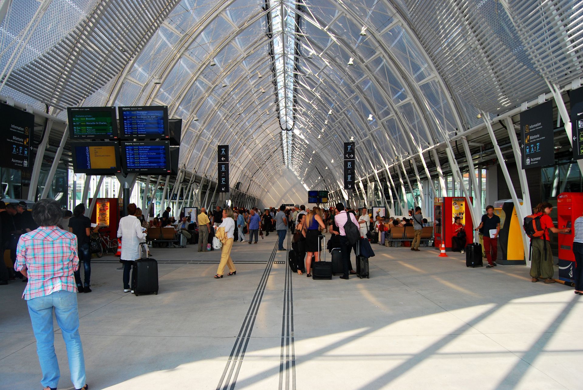 Voyageurs dans un hall de gare