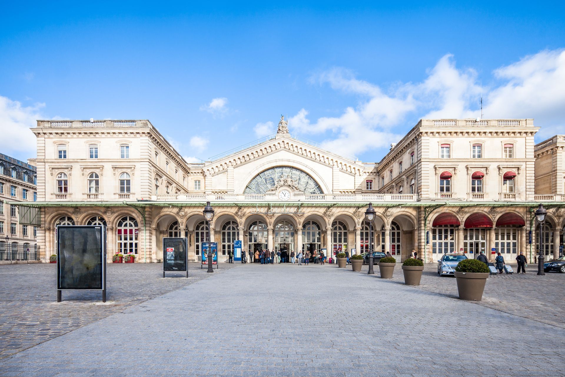 Devanture de la gare de l'Est à Paris