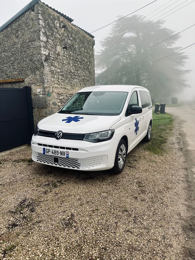 Ambulance roulant sur un parking