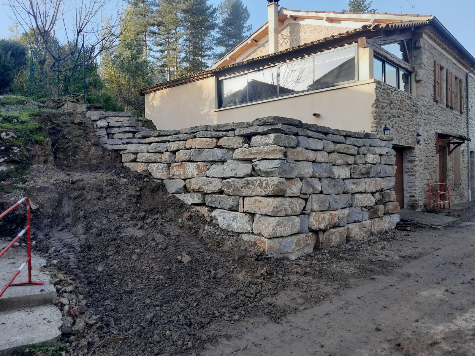Mur de soutènement devant une maison
