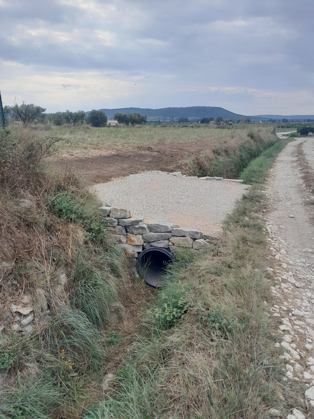 Enrochement d'un pont pour accéder à un champ