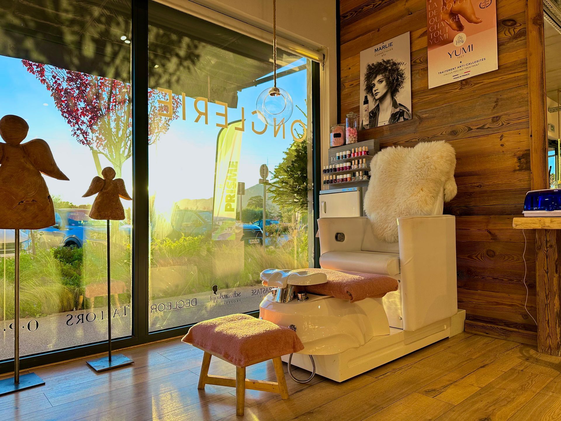 Salon lumineux avec un fauteuil de pédicure blanc et un jeté en fourrure