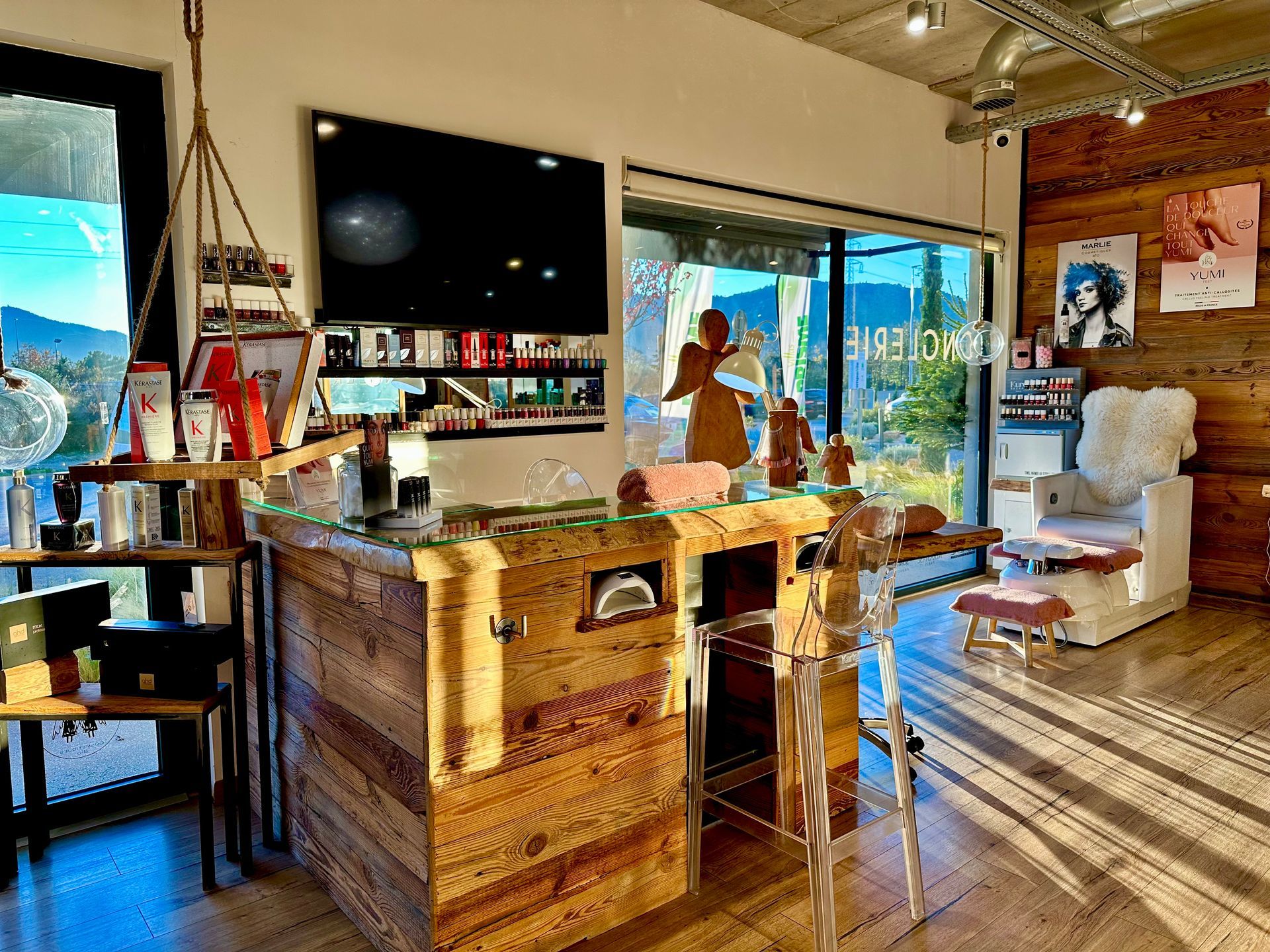 Intérieur de salon de beauté chaleureux avec comptoir en bois et tabourets de bar