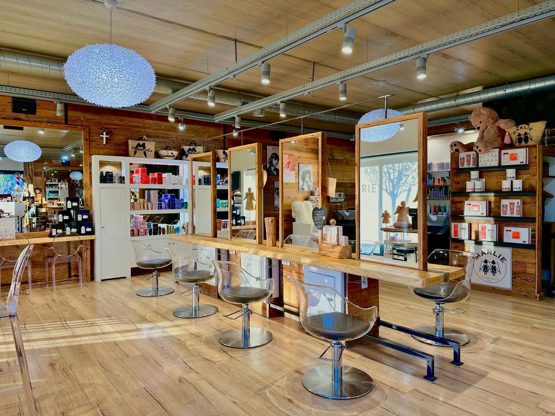 Intérieur moderne avec tables en boiset cahises aux pieds chromés