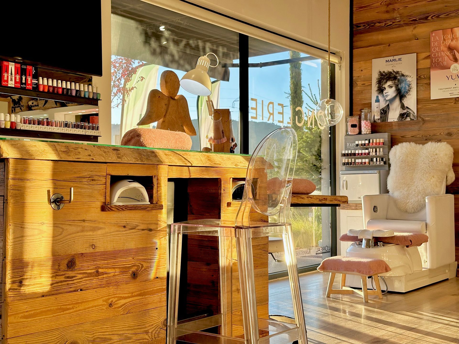 Intérieur chaleureux d'un institut de beauté avec un comptoir, des tabourets, des étagères et un fauteuil