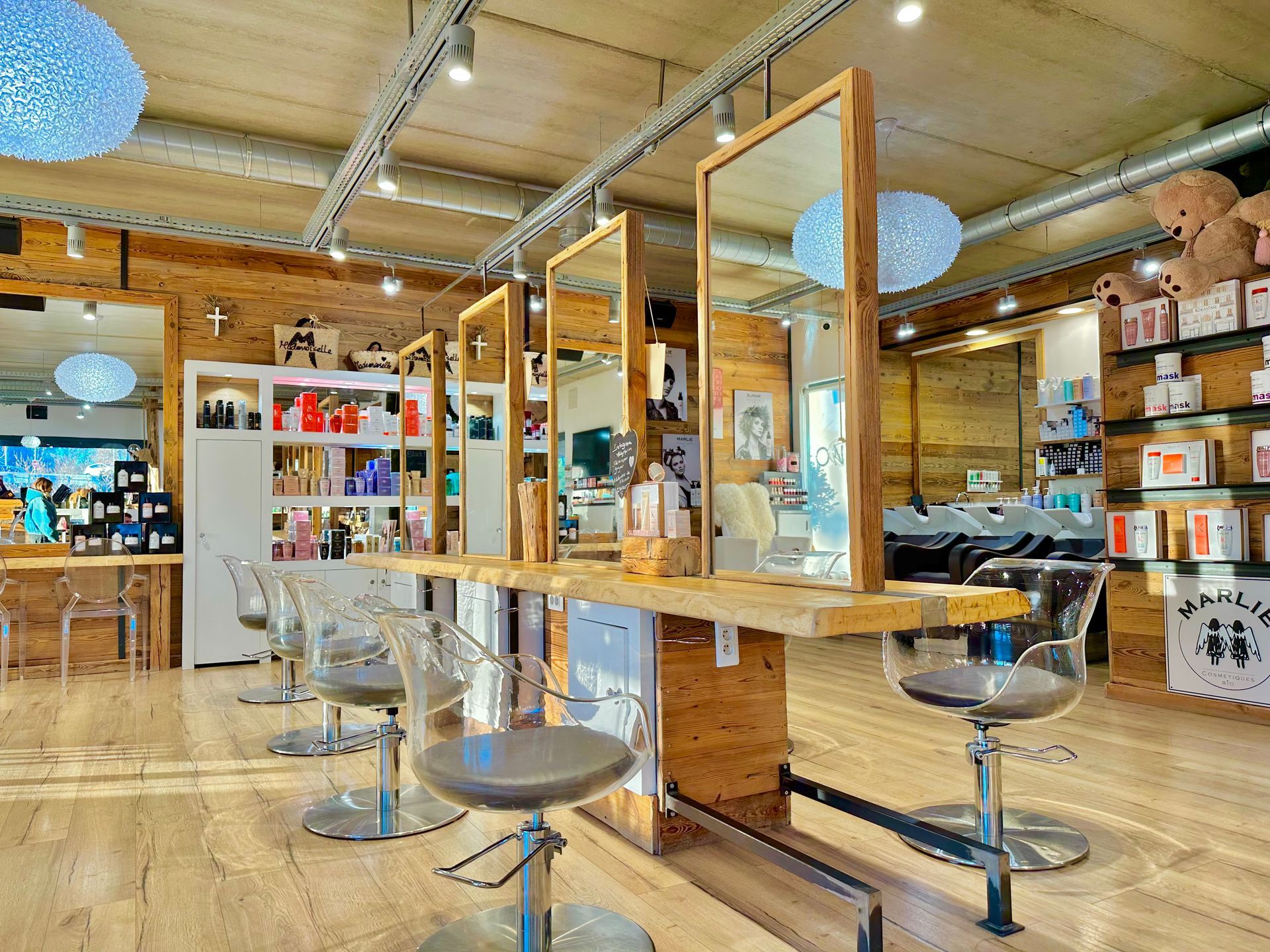 Intérieur de salon de coiffure moderne avec des étagères et luminaires suspendus