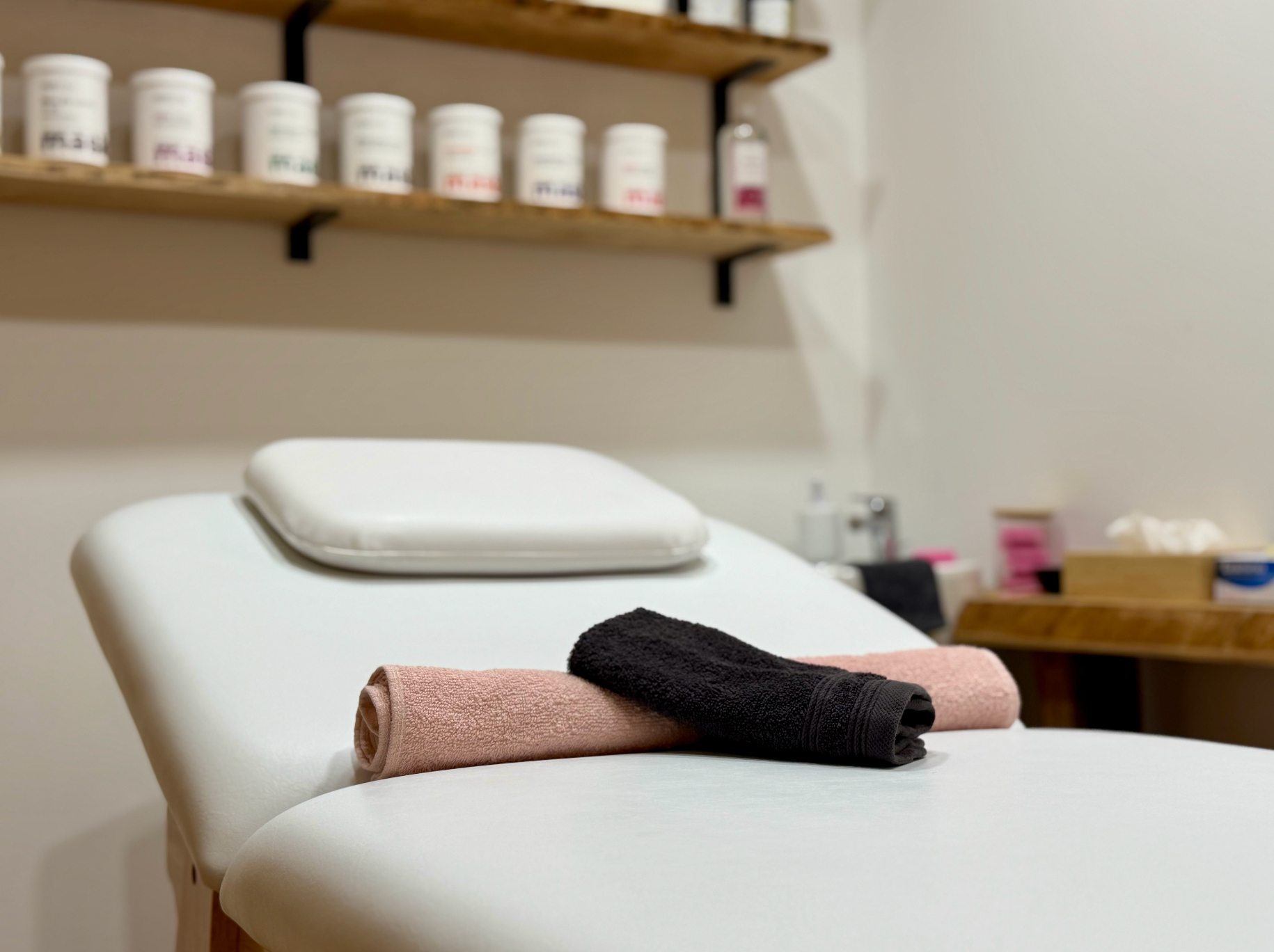 Table de soins avec serviettes pliées dans une pièce propre et tamisée