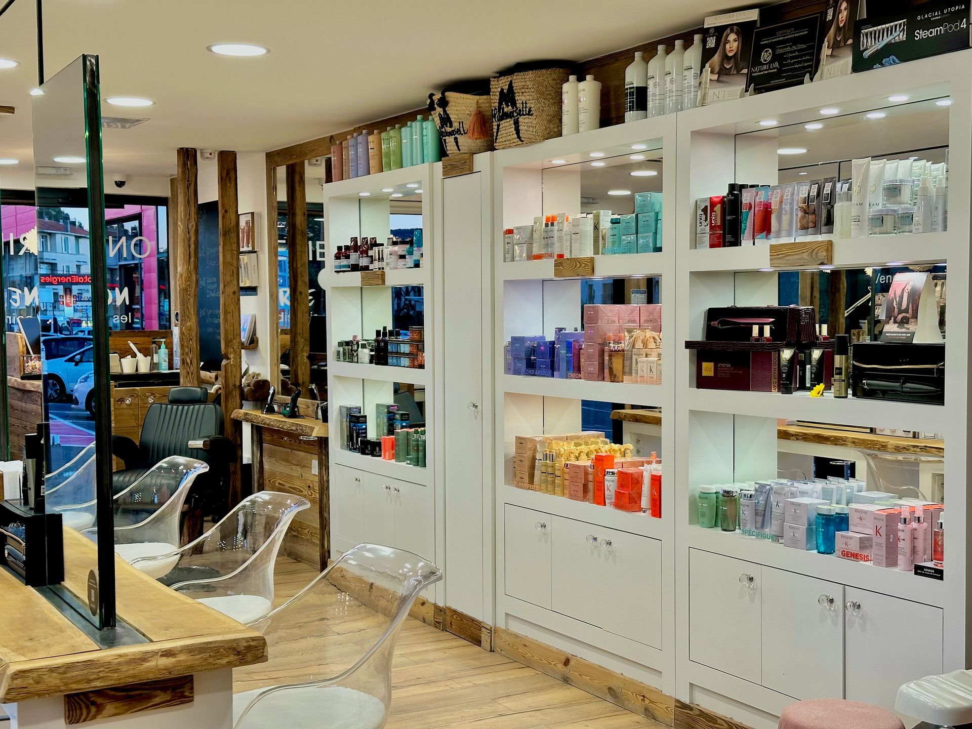 Intérieur lumineux du salon avec des étagères blanches pour les produits et des chaises transparentes
