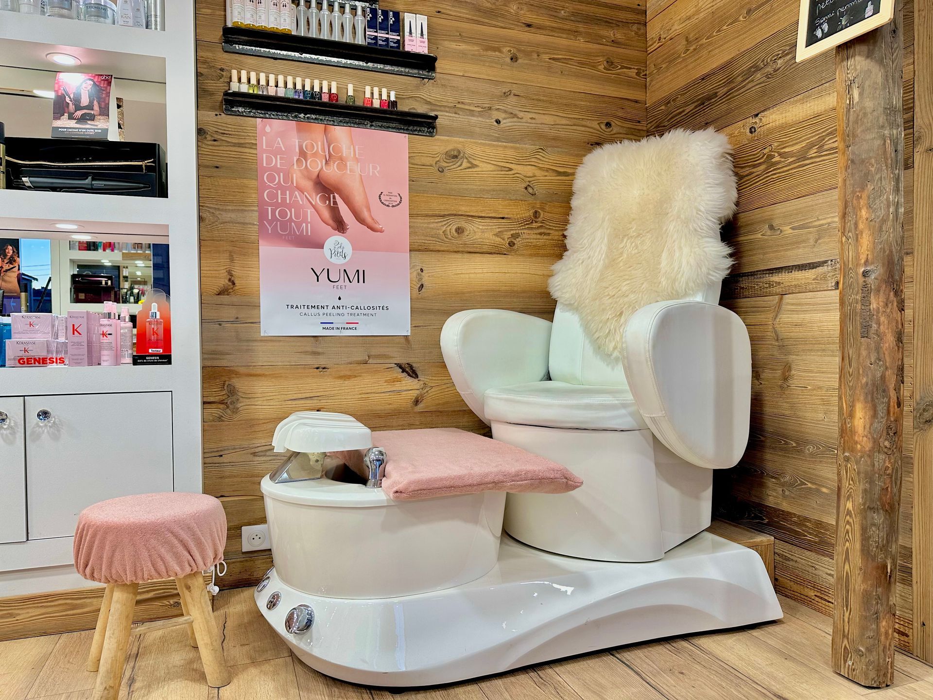 Fauteuil de pédicure blanc avec un tabouret rose