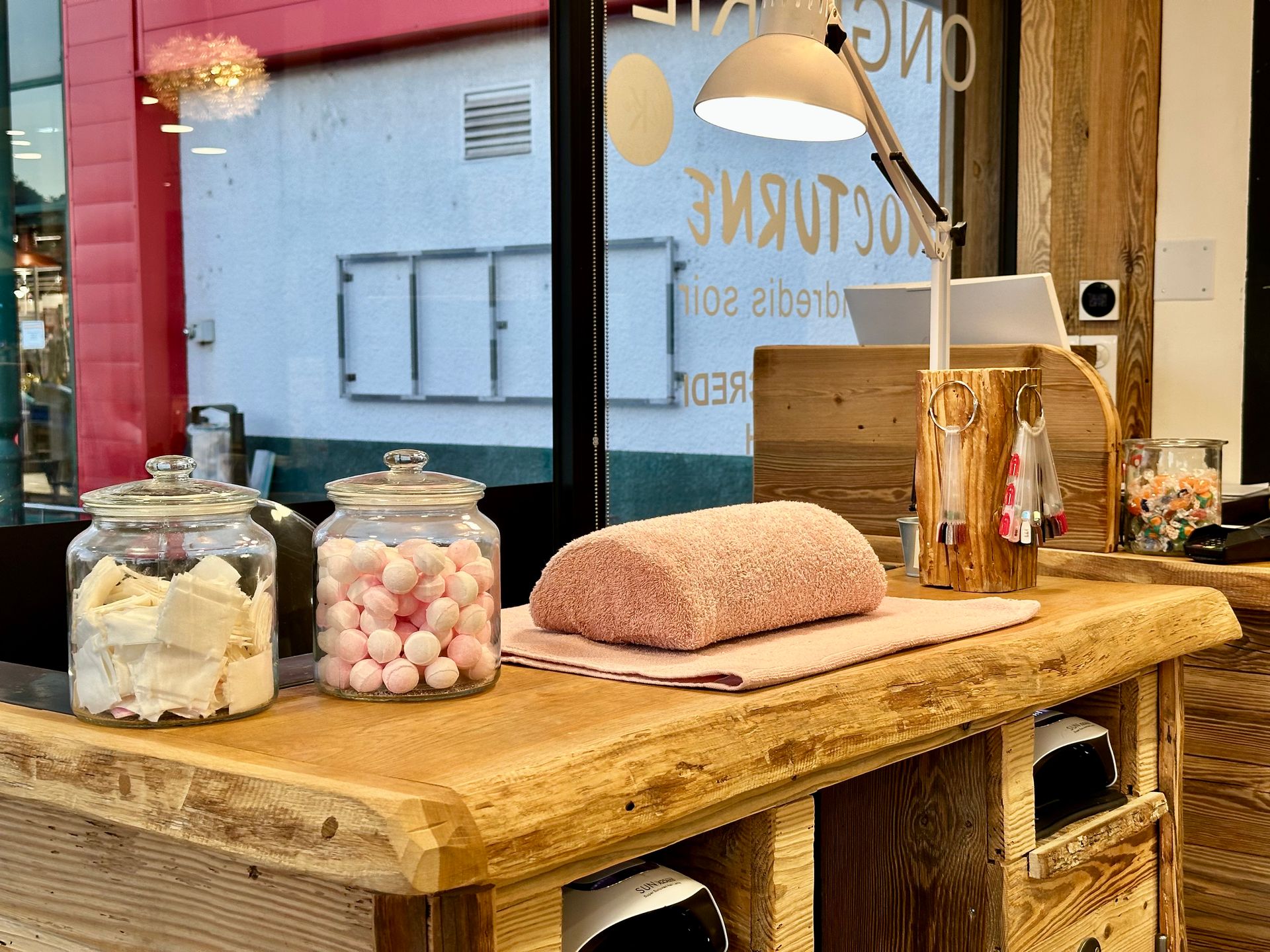 Un comptoir rustique en bois avec des bocaux et un repose-bras