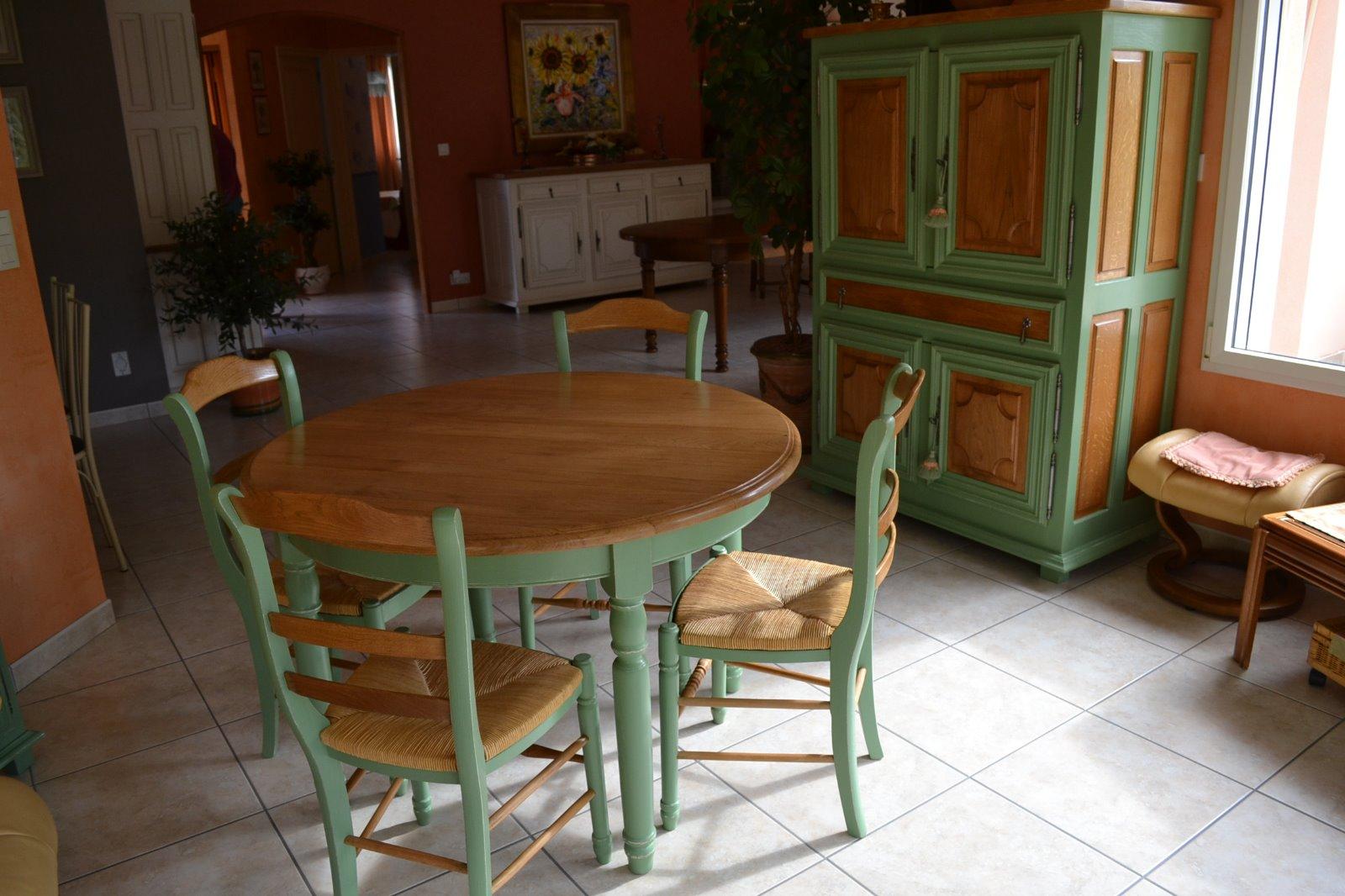 Table et chaises relookées peinture et bois naturel