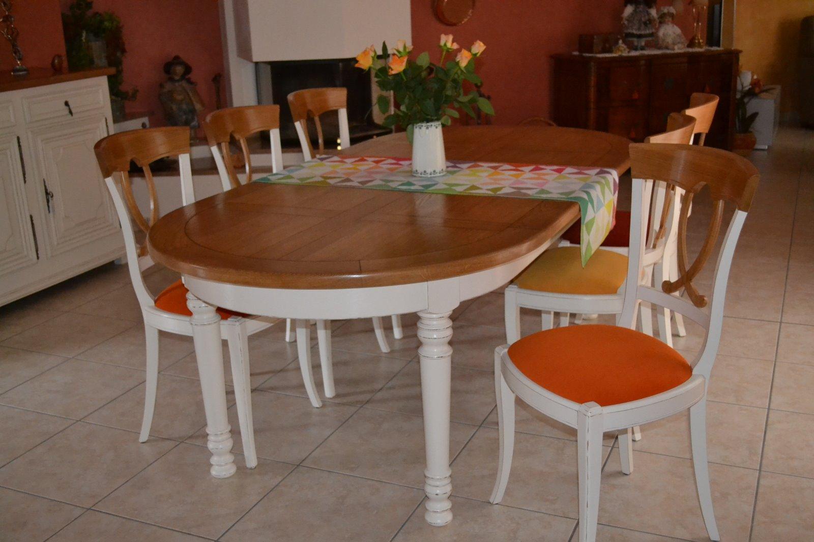 Table et chaises peintes et dessus ciré