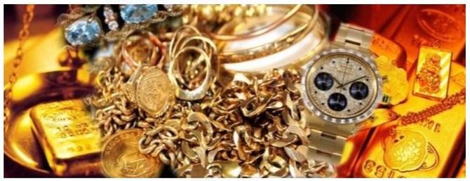 Una pila de joyas de oro que incluían un reloj y un anillo.