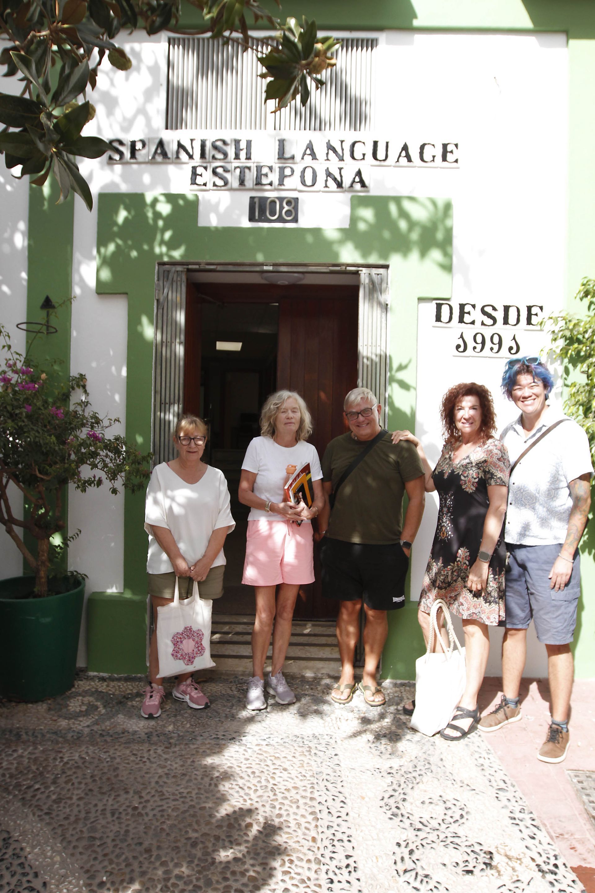 Grupo de personas frente a la escuela 