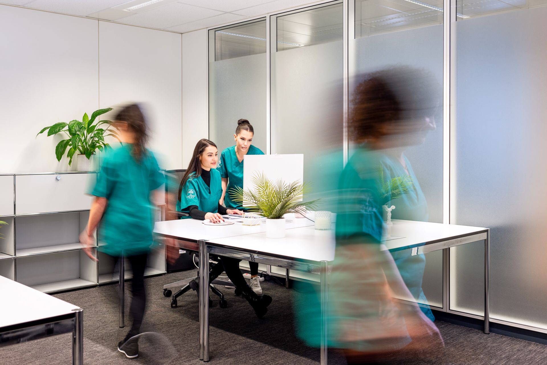 Ein Logo für Spitex Tiya mit einem Baum im Kreis, Spitex Tiya GmbH