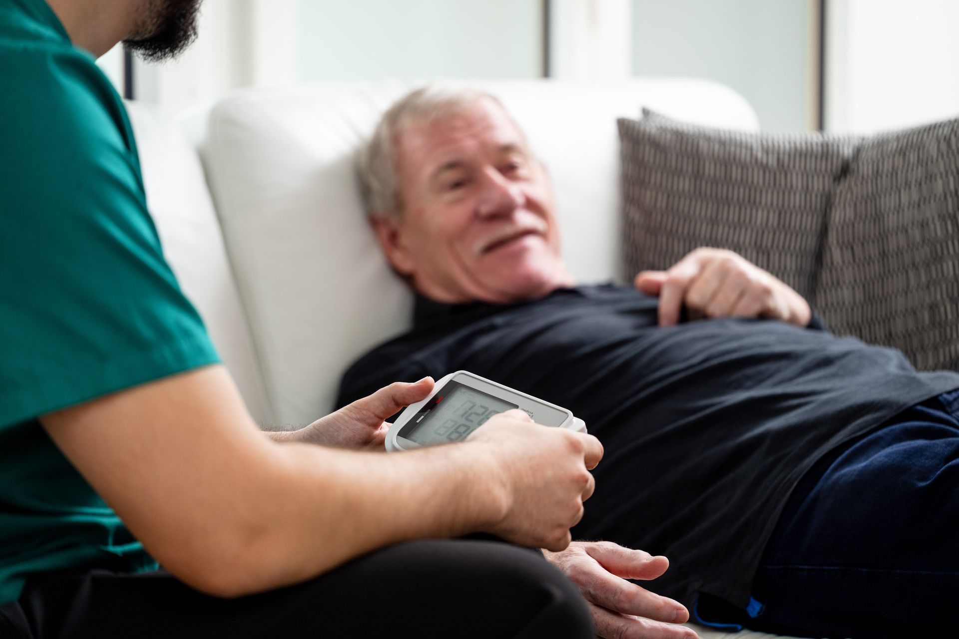 Zwei Frauen sitzen auf einem Sofa und umarmen sich. Spitex Tiya GmbH